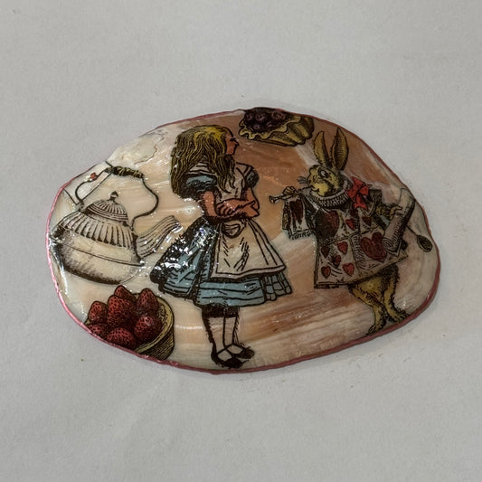Clam Trinket Dish - Alice in Wonderland